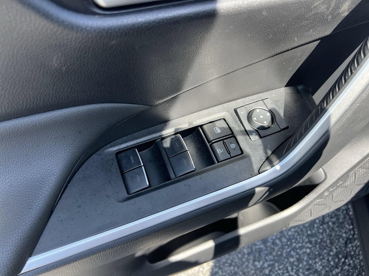 Used 2025 Toyota RAV4 XLE FWD image 15