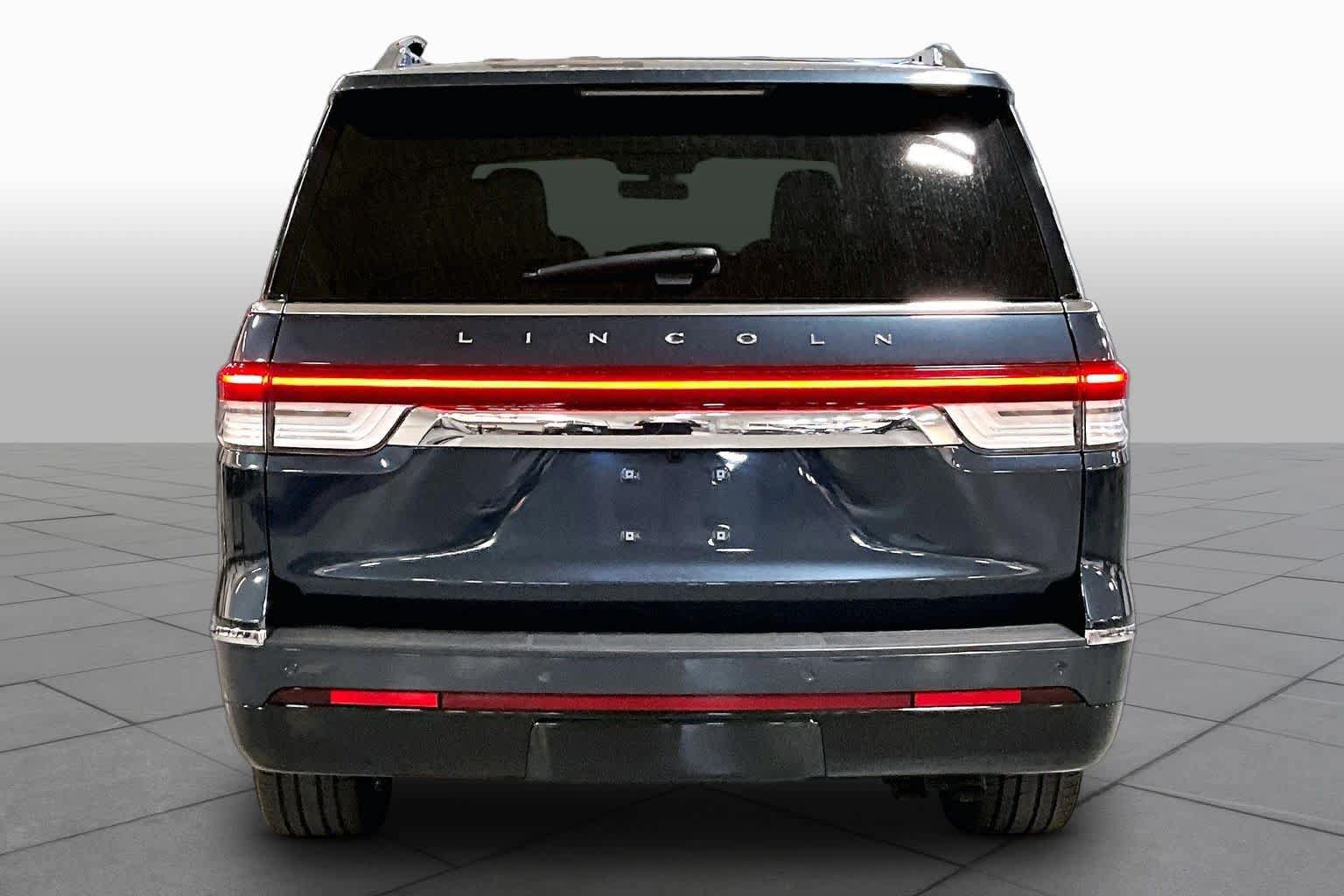 Used 2022 Lincoln Navigator Reserve AWD/4WD image 5