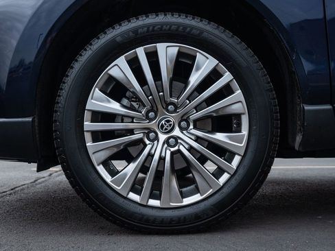 Used 2022 Toyota Venza XLE image 10