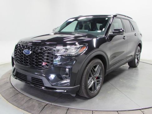 Used 2025 Ford Explorer ST AWD/4WD image 3