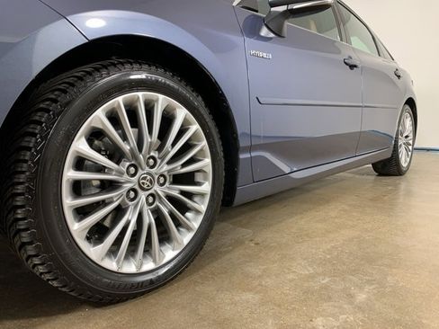 Used 2020 Toyota Avalon Limited image 2