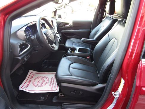 Used 2025 Chrysler Pacifica Select FWD image 24