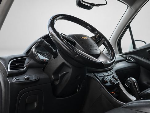 Used 2020 Chevrolet Trax LT w/ LT Convenience Package FWD image 27