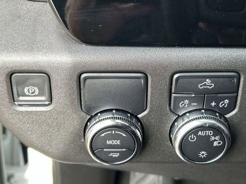 Used 2025 GMC Sierra 1500 SLE image 18