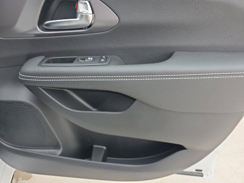 New 2026 Chrysler Pacifica Select image 22