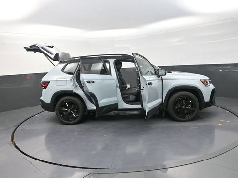 New 2026 Volkswagen Taos SE image 34