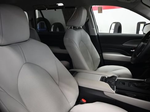 Certified 2025 Toyota Grand Highlander AWD Hybrid image 9