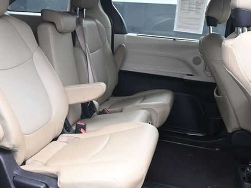 Used 2021 Toyota Sienna XLE image 11