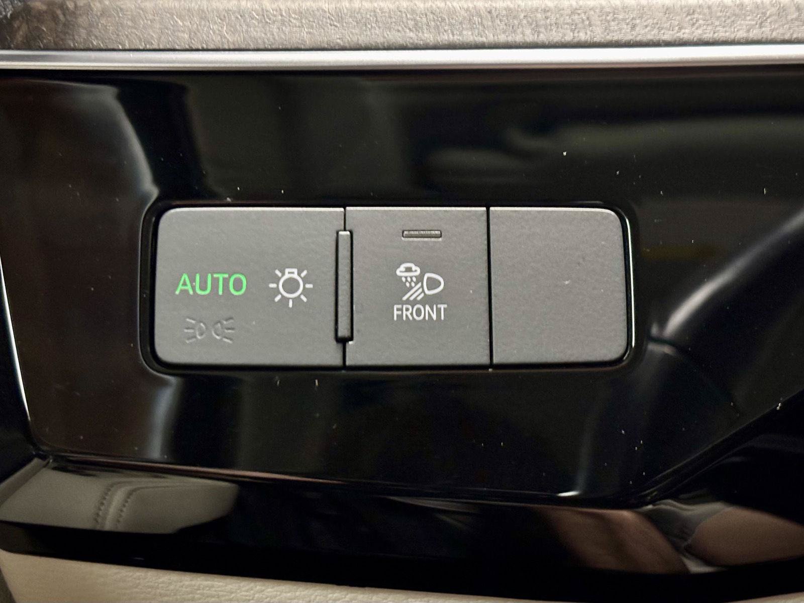 Used 2024 Audi Q8 e-tron Premium AWD/4WD image 31