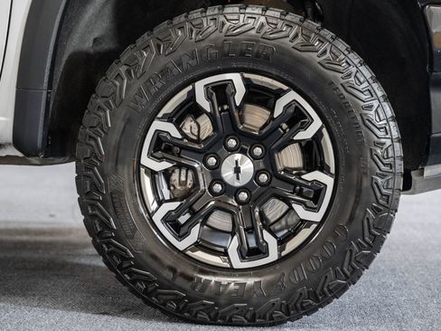 Used 2024 Chevrolet Silverado 1500 ZR2 image 18