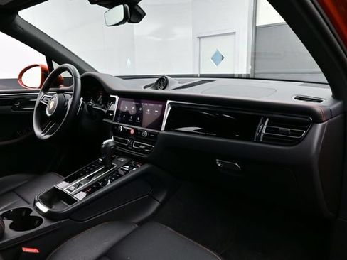 Certified 2025 Porsche Macan AWD/4WD image 17