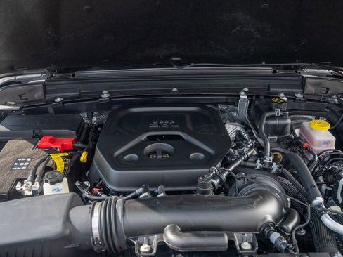 Used 2025 Jeep Wrangler Sahara image 11