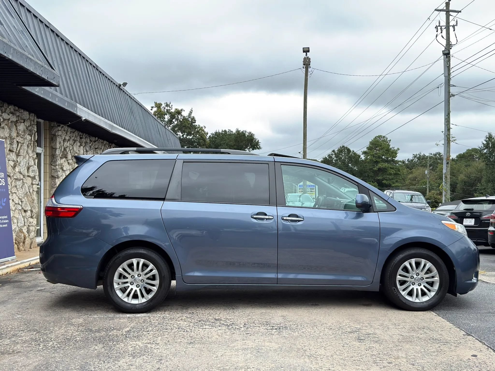 Used 2017 Toyota Sienna XLE Premium FWD image 5