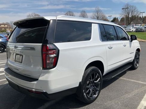 Used 2023 Chevrolet Suburban Premier w/ Premium Package 2 AWD/4WD image 3