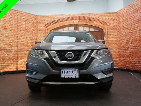 Used 2017 Nissan Rogue SV w/ SV Premium Package image 2