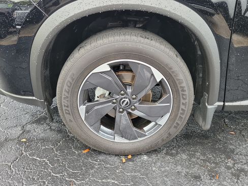 Certified 2025 Nissan Rogue SV FWD image 4
