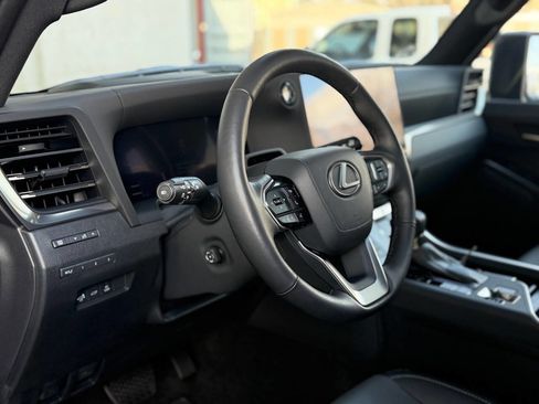 Used 2024 Lexus GX 550 image 10