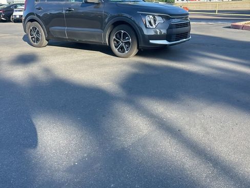 Used 2025 Kia Niro LX FWD image 5