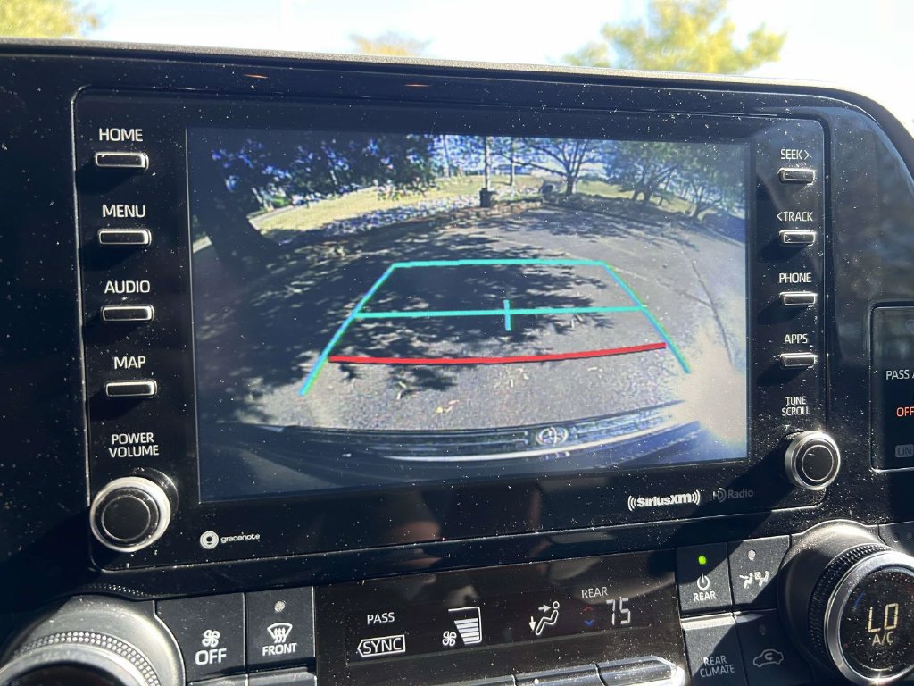 Used 2020 Toyota Highlander XLE AWD/4WD image 14