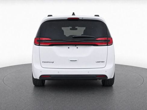Used 2025 Chrysler Pacifica Limited FWD image 7