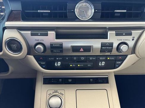 Used 2014 Lexus ES 350 w/ Luxury Package FWD image 17