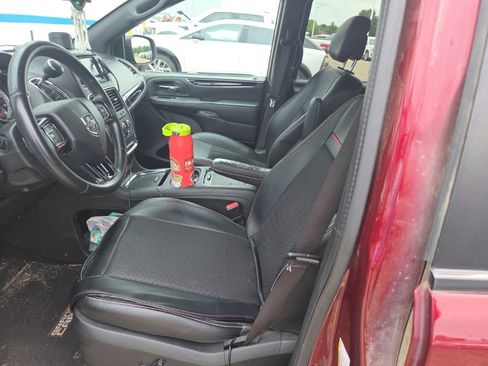 Used 2018 Dodge Grand Caravan SXT w/ Blacktop Package FWD image 12