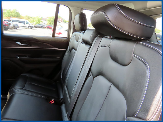 Used 2023 Jeep Grand Cherokee Limited w/ Black Appearance Package AWD/4WD image 10