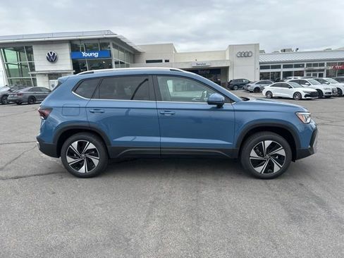 New 2026 Volkswagen Taos SE AWD/4WD image 2