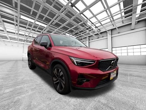 Used 2024 Volvo XC40 B5 Plus w/ Climate Package AWD/4WD image 1