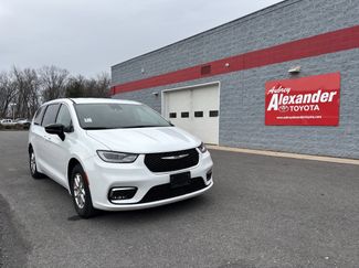 Used 2024 Chrysler Pacifica Touring-L video 1