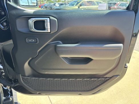 Used 2024 Jeep Gladiator Sport AWD/4WD image 13
