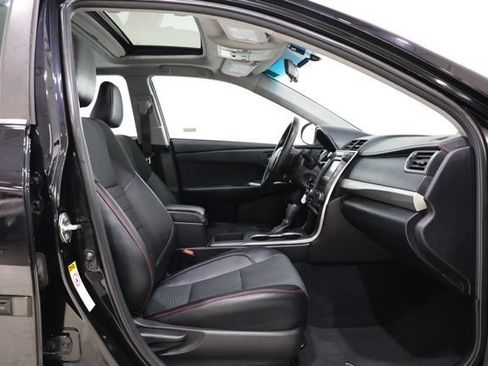 Used 2016 Toyota Camry SE w/ Moonroof Package FWD image 30