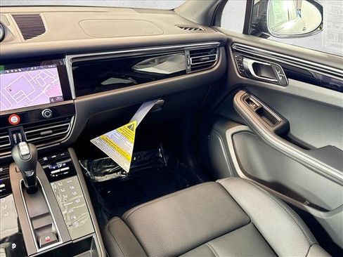Certified 2026 Porsche Macan AWD/4WD image 21