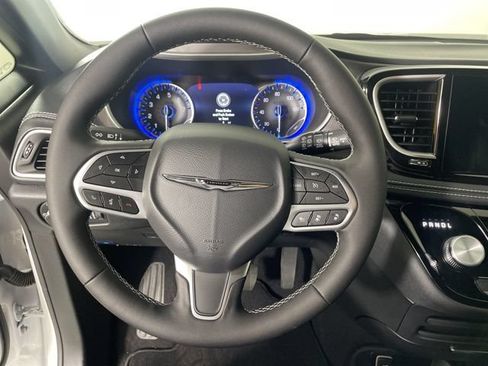 New 2026 Chrysler Pacifica Select FWD image 23