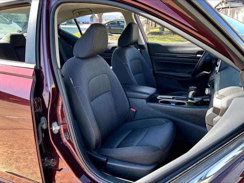 Used 2024 Nissan Altima 2.5 SV image 9