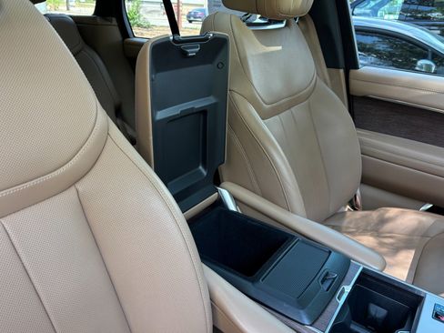 Used 2024 Land Rover Range Rover SE AWD/4WD image 16