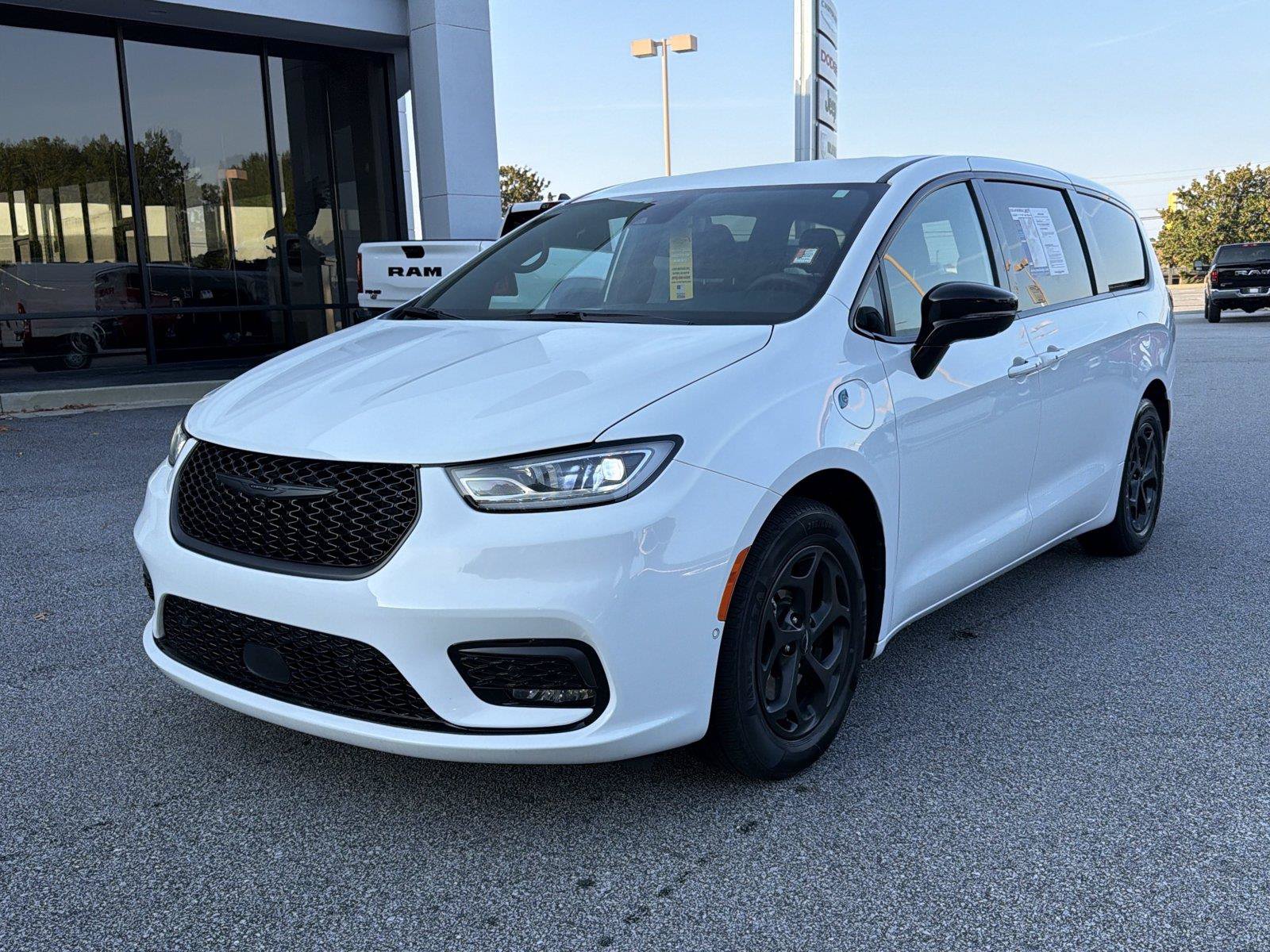 Used 2024 Chrysler Pacifica Limited FWD image 2