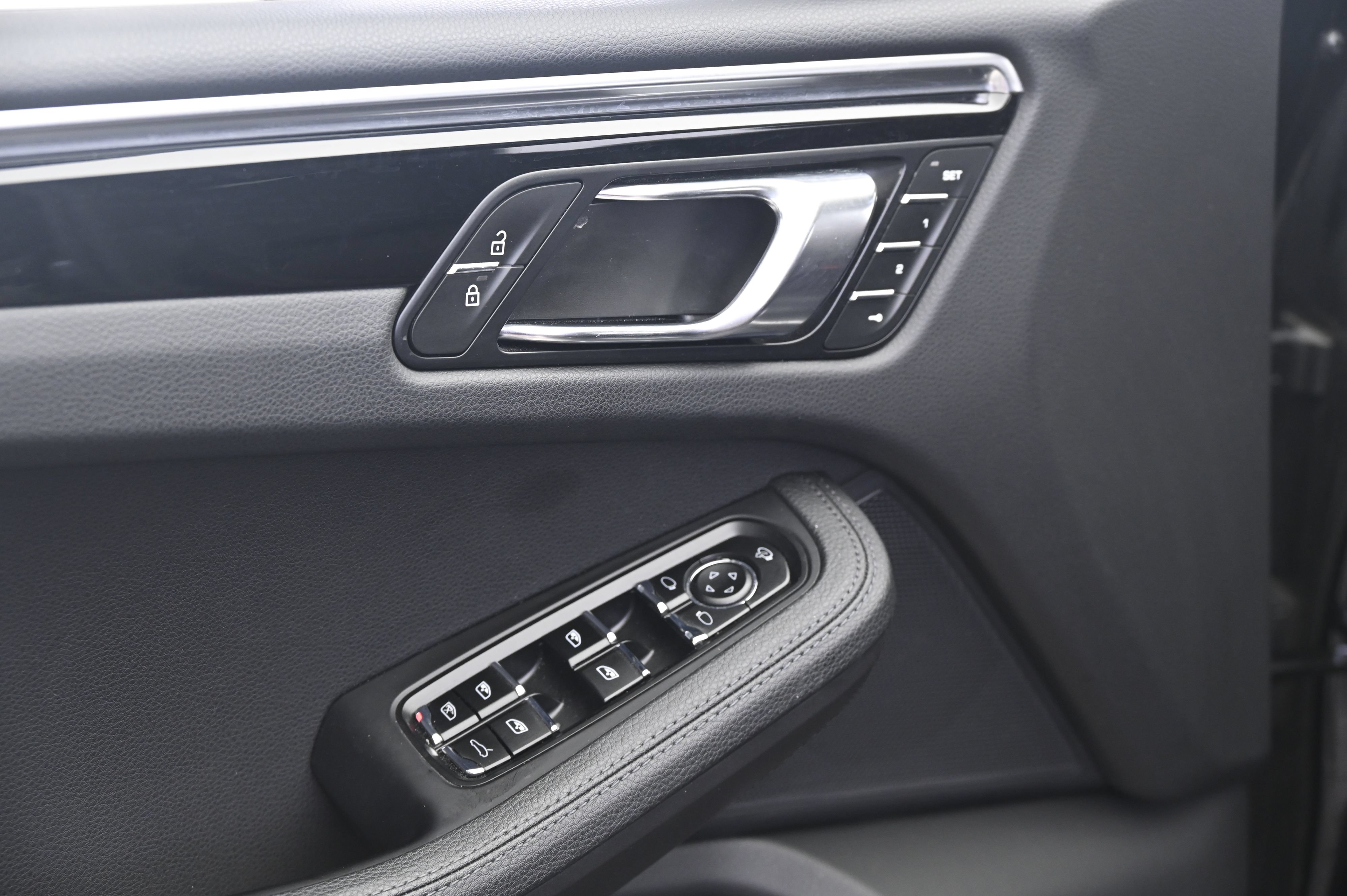 Certified 2023 Porsche Macan S AWD/4WD image 27