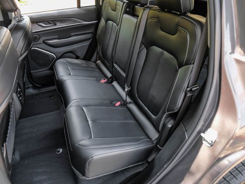 Used 2022 Jeep Grand Cherokee Limited image 50