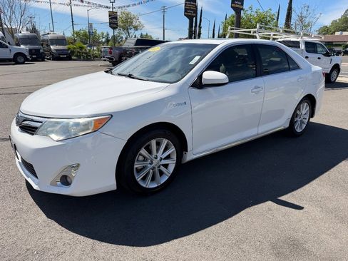 Used 2012 Toyota Camry XLE w/ Leather Pkg image 3