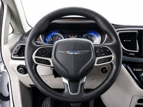 Used 2019 Chrysler Pacifica Touring Plus FWD image 11