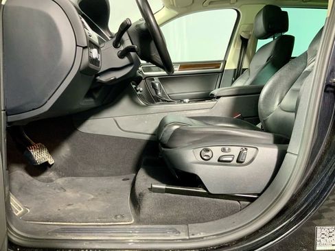 Used 2016 Volkswagen Touareg TDI image 19