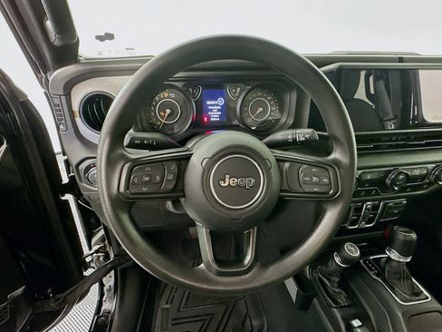 Used 2025 Jeep Gladiator Sport AWD/4WD image 11