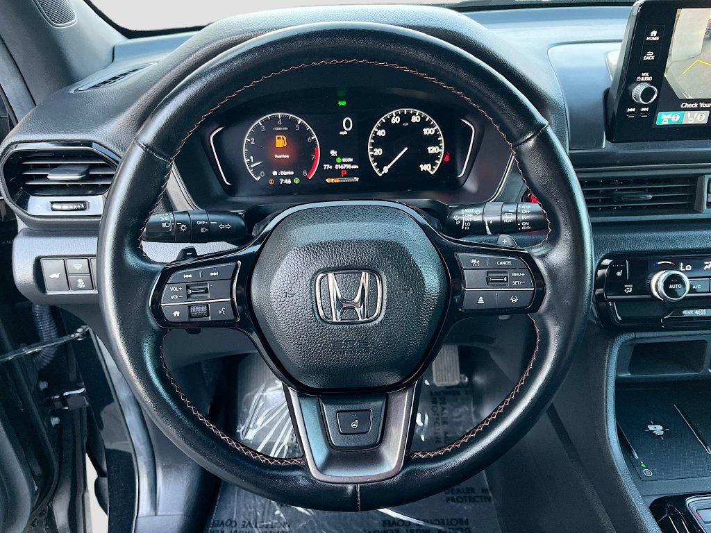 Used 2025 Honda Pilot TrailSport image 11