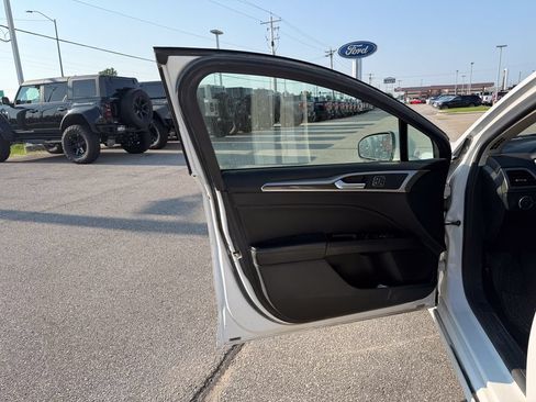 Used 2019 Ford Fusion SEL FWD image 11