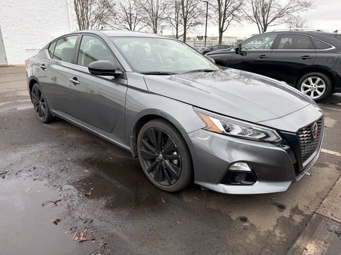 Used 2022 Nissan Altima 2.5 SR w/ Midnight Edition Package image 2
