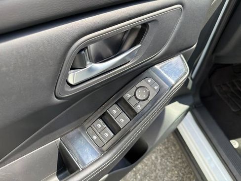 Used 2025 Nissan Rogue SV FWD image 12