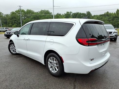 Used 2024 Chrysler Pacifica Touring-L FWD image 16