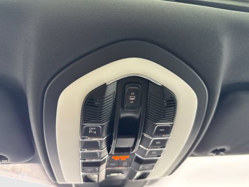 Used 2016 Porsche Cayenne AWD/4WD image 34
