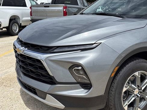 Used 2025 Chevrolet Blazer LT FWD image 2